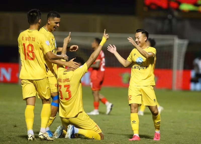 Lúc này, sau 16 vòng đấu, Thanh Hóa FC đang xếp ở vị trí thứ 12 trên bảng xếp hạng với 13 điểm và phải đua trụ hạng khi chỉ hơn đội xếp cuối là PVF CAND đúng 2 điểm. thanh-hoa-co-ban-tha.jpg