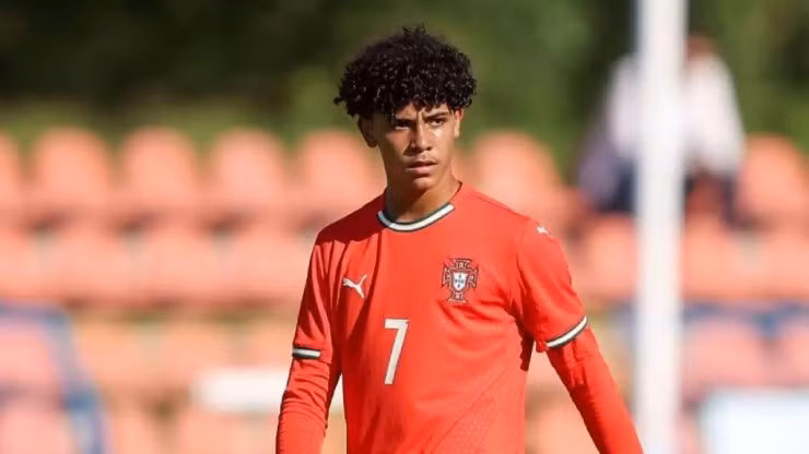Cristiano Jr có màn ra mắt đội U15 Bồ Đào Nha trong trận đấu gặp Nhật Bản tại giải Vlatko Markovic International Tournament, trước khi được chuyển thẳng lên đội U17. con-trai-ronaldo-len-tuyen-u16-bo-dao-nha-tien-gan-giac-mo-sat-canh-voi-cr7-49bc007bdcd1f270e2e37f286fbfbc7c50c978656011b7bd6a-1760994027-662-width740height416.jpg