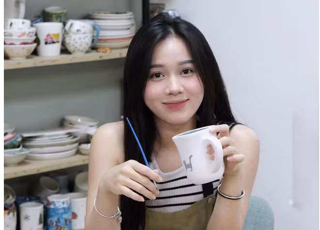 Đồng Thị Hoa Mỹ nổi tiếng là nàng WAG sở hữu vóc dáng nuột nà, khuôn mặt xinh đẹp và tính cách hài hước, dễ gần. 3831-6087.png