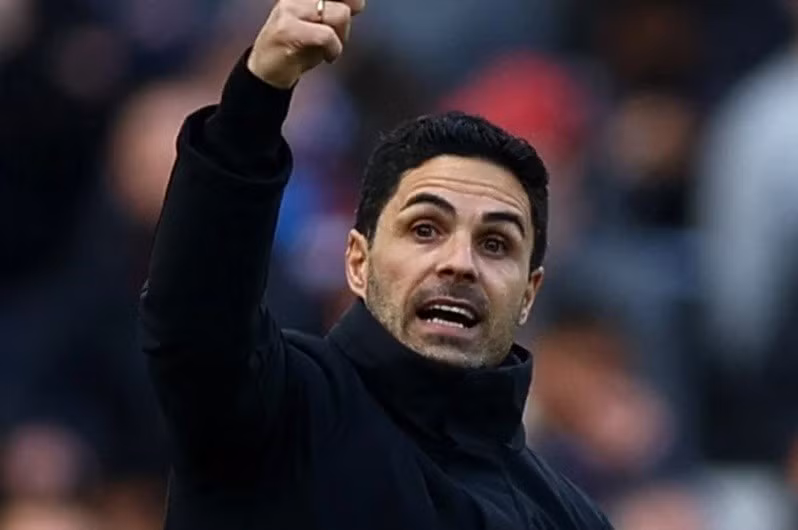 Được biết, lãnh đạo Arsenal luôn tự tin sẽ giữ chân được HLV Mikel Arteta - người hiện đang nhận lương 10 triệu bảng mỗi mùa, cộng thêm khoản tiền thưởng 5 triệu bảng khi đội bóng góp mặt ở cúp C1 châu Âu. hlv-arsenal-1779323449.jpg