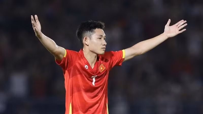 Tờ MakanBola dẫn chứng: “Tiền vệ Nguyễn Văn Vĩ vẫn chưa ghi được bàn thắng nào, tương tự Châu Ngọc Quang (0 bàn), trong khi Nguyễn Hải Long mới chỉ có 1 bàn thắng. viet-nam-vs-campuchia-hai-long-101772.jpg