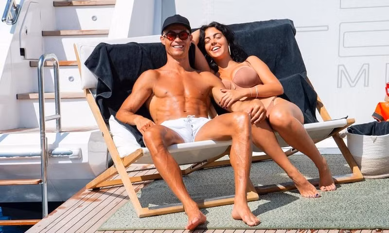 Năm 18 tuổi, Georgina chuyển đến Madrid để làm việc tại cửa hàng bán lẻ vào ngày thường và tại quán bar vào dịp cuối tuần. Sau đó, Georgina tìm được việc tại cửa hàng thời trang và gặp được C.Ronaldo. bo-ronaldo6-2808.jpg