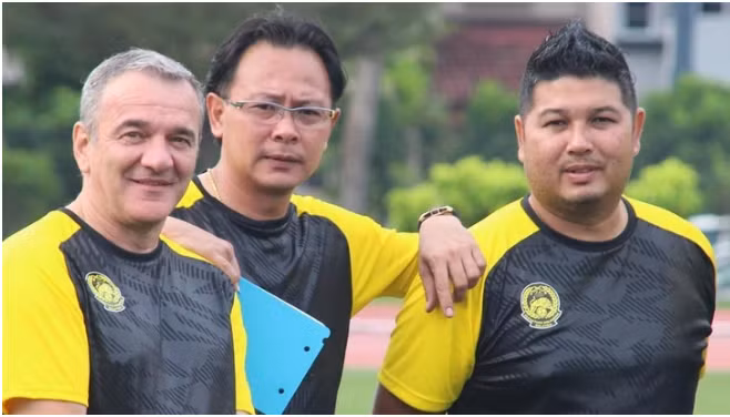 Mới nhất, HLV Ong Kim Swee đã được Liên đoàn Bóng đá Malaysia bổ nhiệm làm giám đốc kỹ thuật, với mục tiêu cách tân nền bóng đá đang khủng hoảng nặng nề vì những bê bối. 00000000000000000000000.png