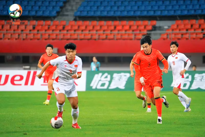 Tờ Sina Sports nhấn mạnh U22 Trung Quốc sử dụng đội hình trẻ và thiếu gắn kết vì trùng lịch thi đấu, dẫn tới lối chơi rời rạc. u22vietnam-u22trungquoc4-3267.jpg