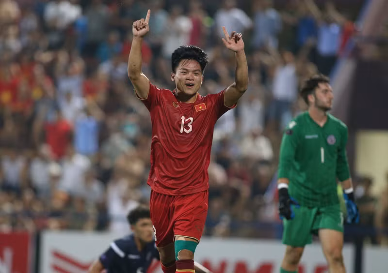 Chuyên trang chuyển nhượng Transfermarkt hiện định giá Văn Cường 150.000 euro, tức khoảng 4,5 tỷ đồng. Một con số khá cao với một cầu thủ trẻ. ho-van-cuong-1178-0739.jpg