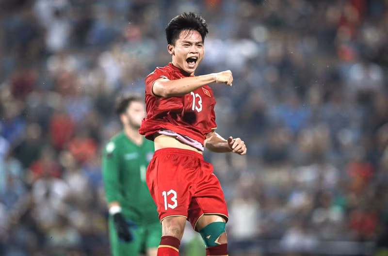 Hai năm trước vào năm 2023, khi lần đầu được định giá, giá trị chuyển nhượng của Hồ Văn Cường là 125.000 euro. ho-van-cuong-la-mot-trong-nhung-nhan-to-moi-cua-doi-tuyen-viet-nam-16996105196081585369855-1743034767745-174303476864472185645.jpg