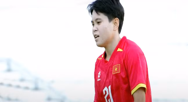 Ngay ở phút thứ 5, tuyển nữ Việt Nam được hưởng quả đá phạt ngay bên ngoài vòng cấm. Bích Thùy thực hiện cú đá căng đưa bóng bay sạt xà ngang đối thủ. 00000000000000000.png