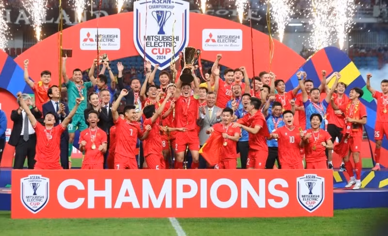 Nói về việc giành "cú ăn 3" trong cùng 1 năm với bóng đá Việt Nam, ông Kim chia sẻ: "Tại AFF Cup 2024, chúng tôi phải vượt qua áp lực về kết quả, tại U23 Đông Nam Á, chúng tôi phải chuẩn bị cho tương lai. 600804167-886902693844149-5060567722304783007-n.jpg