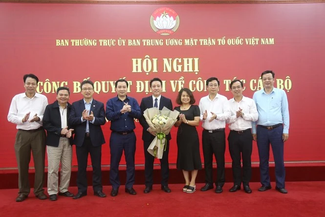 Đại diện lãnh đạo các ban, đơn vị của Ủy ban Trung ương MTTQ Việt Nam chúc mừng ông Nguyễn Văn Dũng. Đại diện lãnh đạo các ban, đơn vị của Ủy ban Trung ương MTTQ Việt Nam chúc mừng ông Nguyễn Văn Dũng.