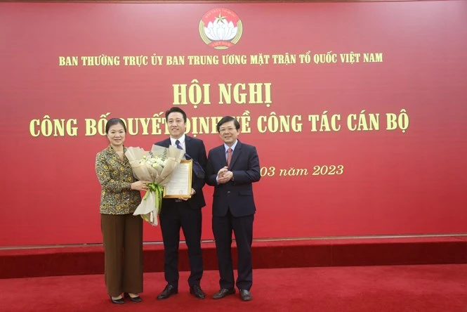 Đại diện Ban Thường trực Ủy ban Trung ương MTTQ Việt Nam trao Quyết định tiếp nhận, bổ nhiệm và tặng hoa chúc mừng tân Phó Tổng Biên tập Nguyễn Văn Dũng. Đại diện Ban Thường trực Ủy ban Trung ương MTTQ Việt Nam trao Quyết định tiếp nhận, bổ nhiệm và tặng hoa chúc mừng tân Phó Tổng Biên tập Nguyễn Văn Dũng.