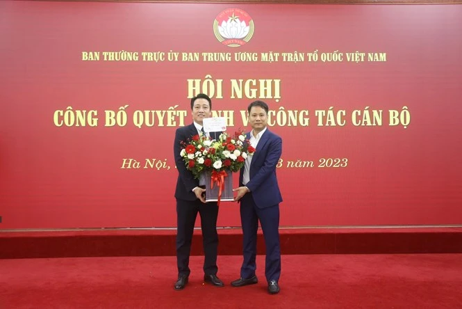 Ông Trương Thành Trung, Bí thư Chi bộ, Phó Tổng Biên tập phụ trách Tạp chí Mặt trận tặng hoa chúc mừng ông Nguyễn Văn Dũng được bổ nhiệm giữ chức vụ mới. Ông Trương Thành Trung, Bí thư Chi bộ, Phó Tổng Biên tập phụ trách Tạp chí Mặt trận tặng hoa chúc mừng ông Nguyễn Văn Dũng được bổ nhiệm giữ chức vụ mới.
