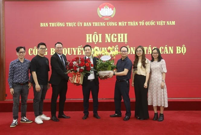 Đại diện lãnh đạo và các viên chức VTV Digital chúc mừng ông Nguyễn Văn Dũng. Đại diện lãnh đạo và các viên chức VTV Digital chúc mừng ông Nguyễn Văn Dũng.