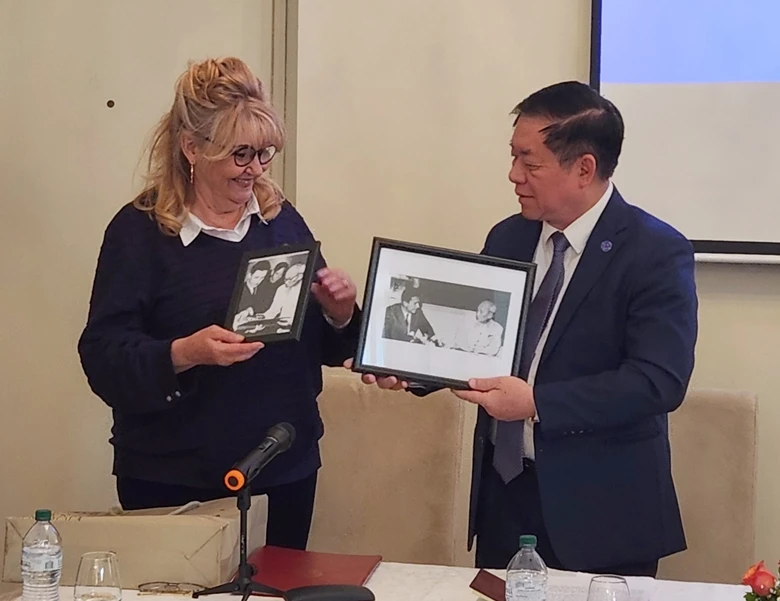 Bà Sandra Scagliotti, Lãnh sự danh dự R.S. Việt Nam, Huân chương Hữu nghị - Chủ tịch Trung tâm Việt Nam học gửi các hình ảnh của Chủ tịch Hồ Chí Minh tại Italia.