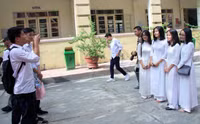Muôn kiểu chụp ảnh của học sinh trong ngày khai giảng ảnh 1
