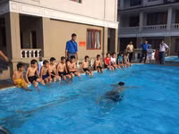 Thầy giáo trẻ mở lớp dạy bơi miễn phí cho trẻ vùng rốn lũ ảnh 4