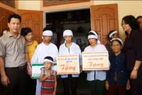Phó Chủ tịch nước thăm, tặng quà các gia đình khó khăn bị thiệt hại sau bão số 10 ảnh 1 Phó Chủ tịch nước thăm, tặng quà các gia đình khó khăn bị thiệt hại sau bão số 10 ảnh 1