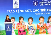 Quỹ sữa Vươn cao Việt Nam và Vinamilk tiếp tục trao tặng gần 130.000 ly sữa cho trẻ em tại Vĩnh Long ảnh 1