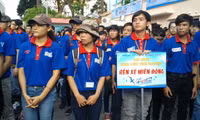 TPHCM: Chiến sĩ mùa hè xanh hỗ trợ tích cực cho các thí sinh ảnh 2