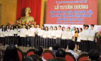 Quận Tây Hồ (Hà Nội) tuyên dương giáo viên dạy giỏi, học sinh giỏi năm học 2016-2017 ảnh 5