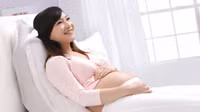 Không có tiện ích trong phòng ngủ: Mang tất cả các tiện ích, thiết bị điện tử ra khỏi phòng ngủ vào ban đêm. Chúng có một sự xáo động lớn đối với sức khoẻ và cũng được biết là làm giảm chất lượng giấc ngủ của bạn. Do đó, tránh sử dụng chúng ít nhất một giờ trước khi đi ngủ.