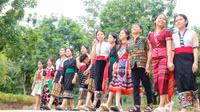 Học sinh Nghệ An 'xúng xính' trang phục thổ cẩm trong ngày khai giảng