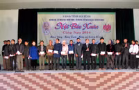 Hà Tĩnh: Hội Báo Xuân 2014 và quà tết cho học sinh Vũ Quang ảnh 1