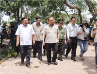 Thủ tướng Nguyễn Xuân Phúc thăm trường học tại Nghệ An bị thiệt hại do bão số 10 ảnh 1