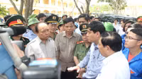 Thủ tướng Nguyễn Xuân Phúc thăm trường học tại Nghệ An bị thiệt hại do bão số 10 ảnh 2