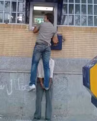 bat gap hinh anh "oai oam" khi rut tien o cay atm hinh anh 4