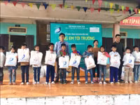 Cùng em tới trường trao gửi hàng ngàn suất quà trong năm 2017 ảnh 4