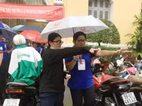 Hình ảnh đẹp: Sinh viên tình nguyện chịu ướt, che mưa cho thí sinh ảnh 5 Hình ảnh đẹp: Sinh viên tình nguyện chịu ướt, che mưa cho thí sinh ảnh 5
