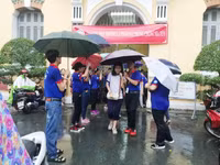 Hình ảnh đẹp: Sinh viên tình nguyện chịu ướt, che mưa cho thí sinh ảnh 1 Hình ảnh đẹp: Sinh viên tình nguyện chịu ướt, che mưa cho thí sinh ảnh 1