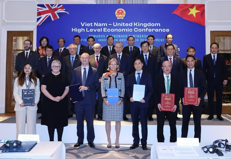 Tổng Bí thư Tô Lâm chứng kiến lễ trao thoả thuận hợp tác giữa các bộ, ngành, địa phương, doanh nghiệp hai nước. Ảnh: Thống Nhất/TTXVN.