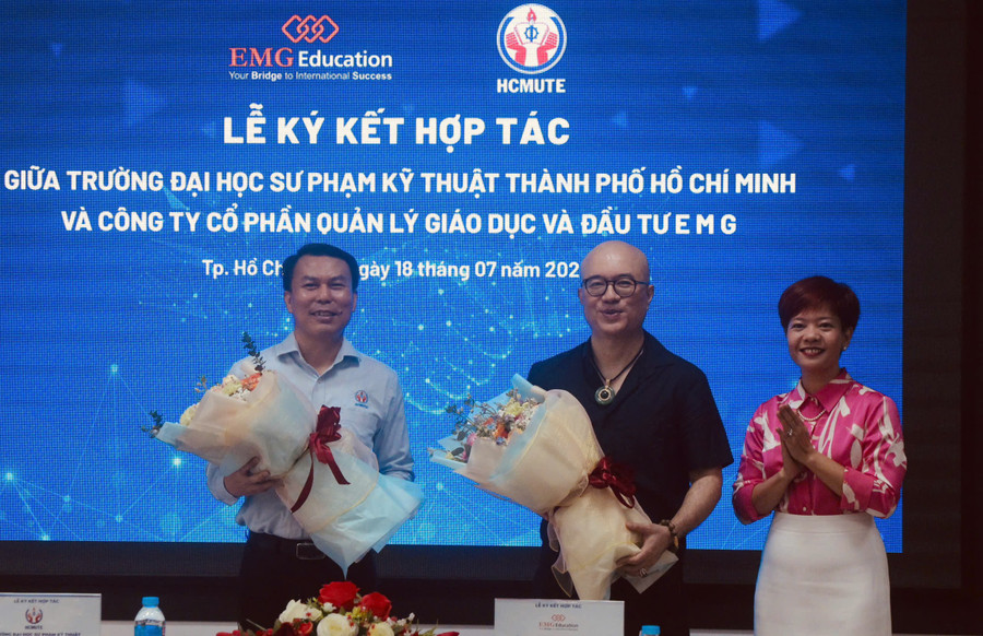 Bà Đỗ Thị Minh Nguyệt, Trưởng đại diện và Giám đốc Pearson Việt Nam&Thái Lan tặng hoa cho lãnh đạo Khoa Ngoại ngữ Trường Đại học Sư phạm Kỹ thuật và EMG Education. emg-ky-ket-hop-tac-chien-luoc-4.jpg