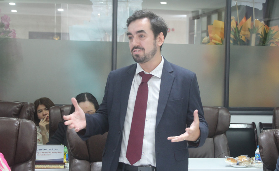 Ông Anthony Monaghan phát biểu tại sự kiện. emg-ky-ket-hop-tac-chien-luoc-1.jpg