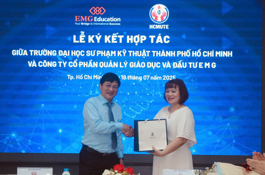 Bà Nguyễn Phương Lan Tổng Giám đốc EMG Education tặng quà lưu niệm cho Trường Đại học Sư phạm Kỹ thuật TPHCM. emg-ky-ket-hop-tac-chien-luoc-5.jpg