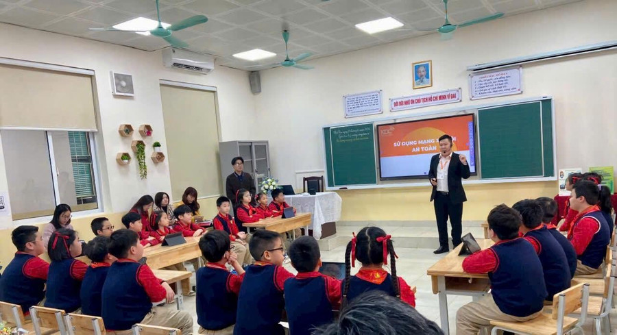 Một lớp học kỹ năng công dân số tại trường tiểu học.