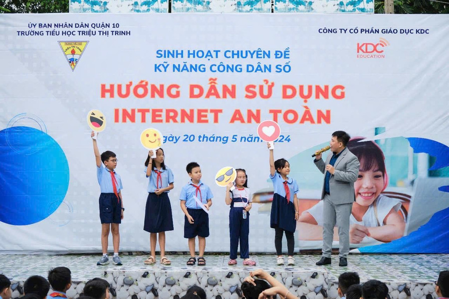 Buổi sinh hoạt chuyên đề về giáo dục Kỹ năng công dân số do KDC thực hiện. z6878895095814-a49339e30f46adbb94afe5e9e7b95dd2.jpg