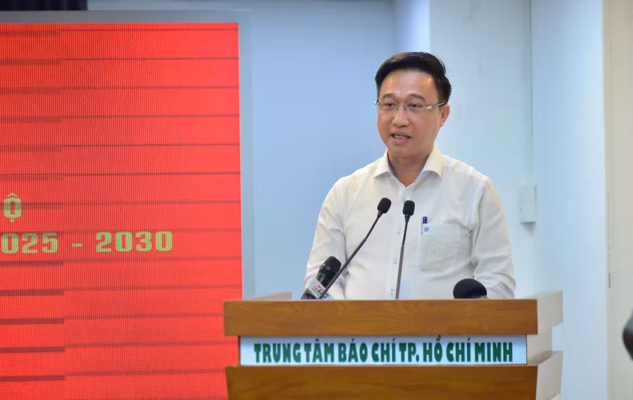 Phó Bí thư Thành ủy TPHCM Đặng Minh Thông phát biểu tại họp báo.