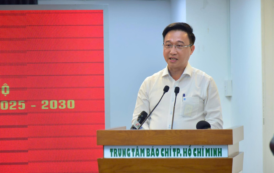 Phó Bí thư Thành ủy TPHCM Đặng Minh Thông phát biểu tại họp báo.