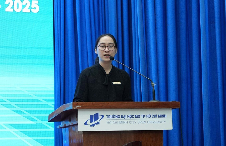 Sinh viên báo cáo tham luận tại hội thảo.