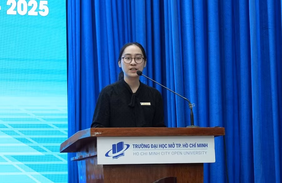 Sinh viên báo cáo tham luận tại hội thảo.