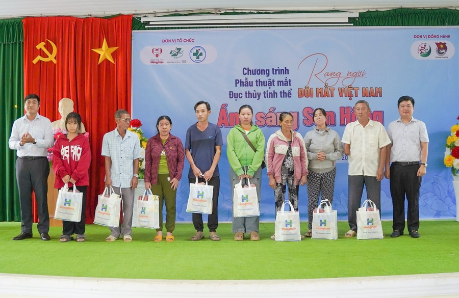 Quỹ Trái tim Hùng Hậu phối hợp cùng Bệnh viện Quân y 175 và các đơn vị đồng hành gửi tặng hơn 150 phần quà đến bà con tỉnh Đồng Tháp. 02.jpg
