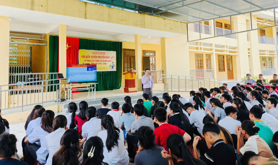 Trường Phổ thông Dân tộc Bán trú THCS Hồng Phong tổ chức tuyên truyền pháp luật cho học sinh.