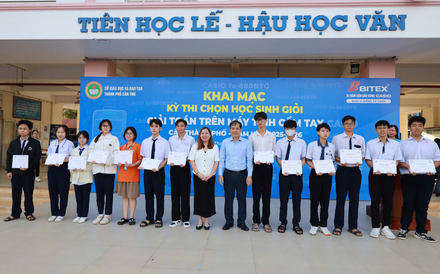 Lãnh đạo Sở GD&ĐT TP Cần Thơ và BITEX trao giấy chứng nhận tham dự kỳ thi học sinh giỏi giải toán trên máy tính cầm tay cấp thành phố năm học 2025-2026 cho các em học sinh.