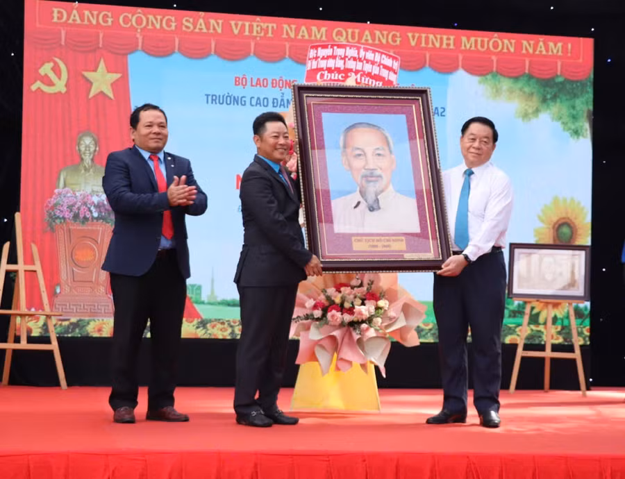 Trưởng Ban Tuyên giáo Trung ương Nguyễn Trọng Nghĩa tặng chân dung Chủ tịch Hồ Chí Minh cho Ban Giám hiệu Trường cao đẳng quốc tế Lilama 2.