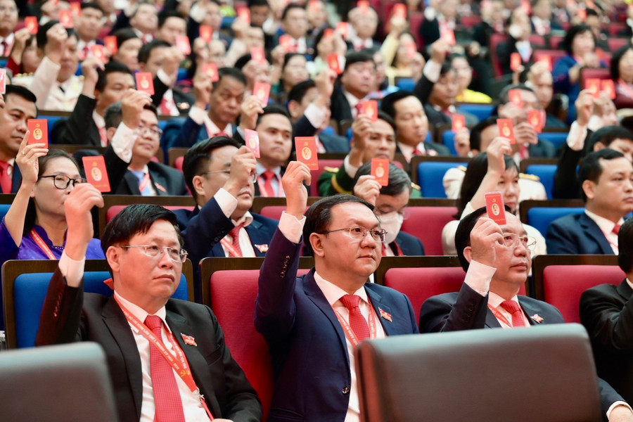 Các đại biểu biểu quyết bầu Đoàn Chủ tịch Đại hội Đảng bộ TPHCM nhiệm kỳ 2025 - 2030 gồm 11 người. Ảnh: BTC. tru-b-dai-hoi-dang-bo-tphcm-6.jpg