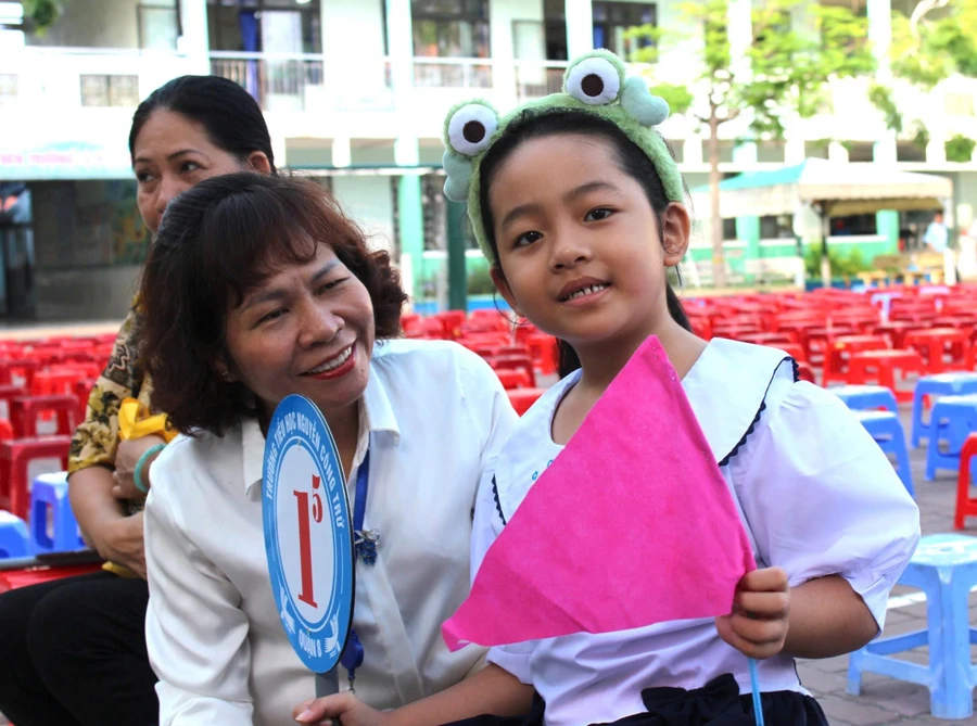 Học sinh lớp 1, Trường tiểu học Nguyễn Công Trứ háo hức trong ngày tựu trường.