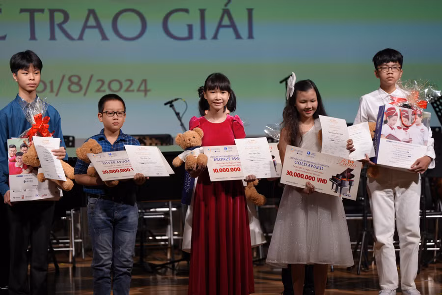 Thí sinh nhận giải thưởng bảng B nhóm không chuyên.