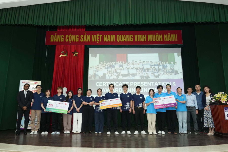 Ban tổ chức trao giải cho các nhóm sinh viên.